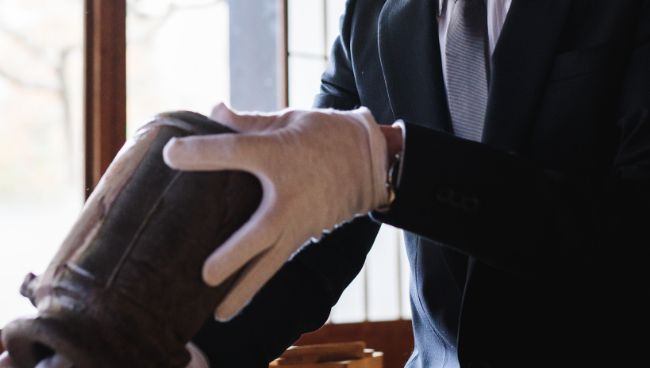 骨董品の専門業者に買取りを依頼する