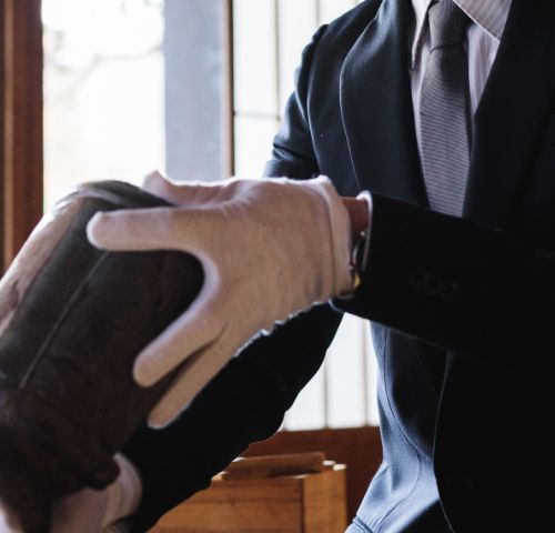 骨董品の専門業者に買取りを依頼する