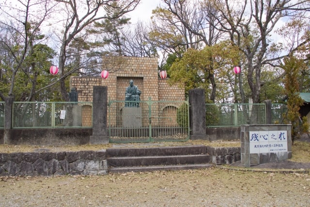 瀬戸市陶芸家の加藤民吉像