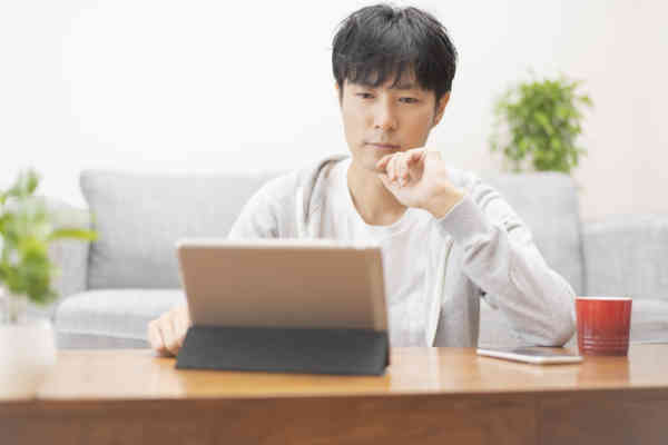 骨董品の価値を知る方法を探すイメージ画像