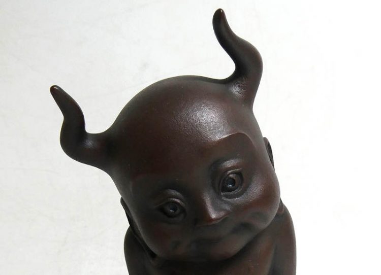 籔内佐斗司が制作した童子のブロンズ像