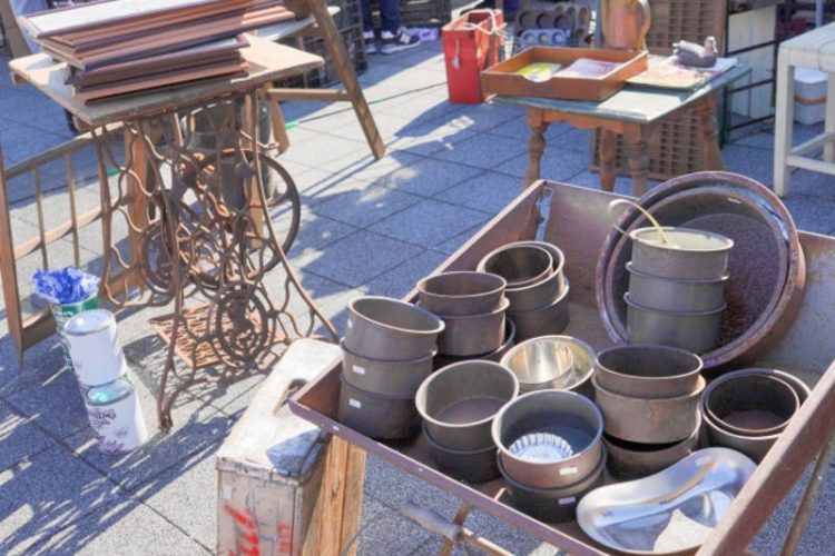 掘り出し物が見つかる骨董市のイメージ