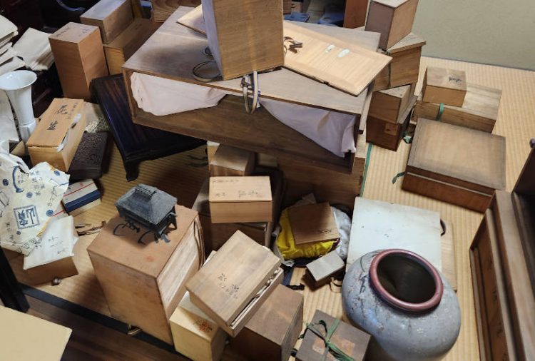 乱雑に並んだ骨董品の数々