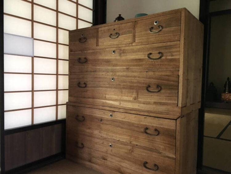 売れない骨董品の大型箪笥
