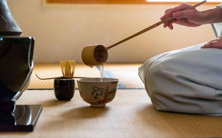 茶釜でお茶を立てる