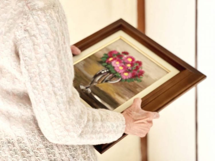 遺品整理をしているイメージ