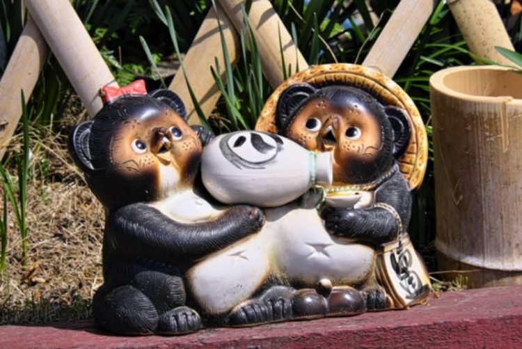 骨董品の狸の置物