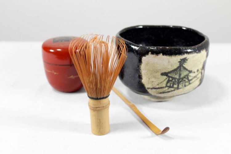 茶道具の茶碗と棗