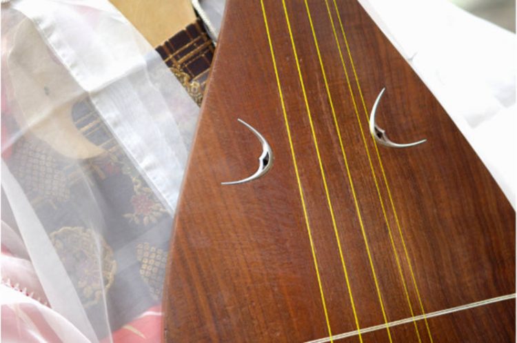 古い琵琶の楽器