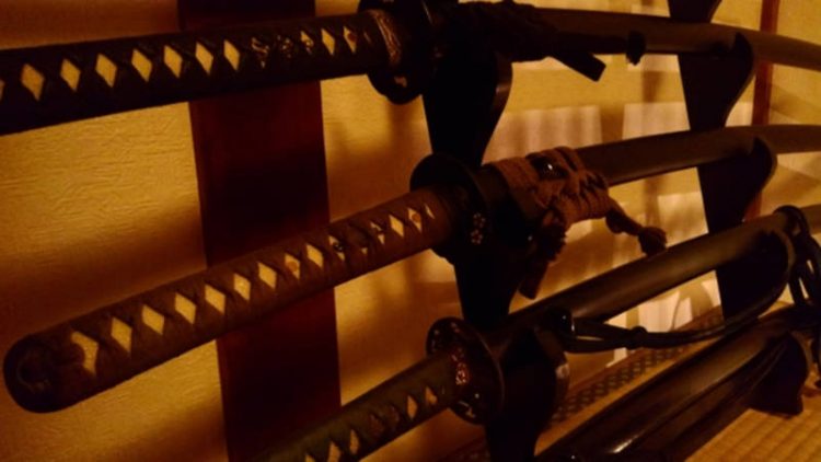 飾られた古い刀