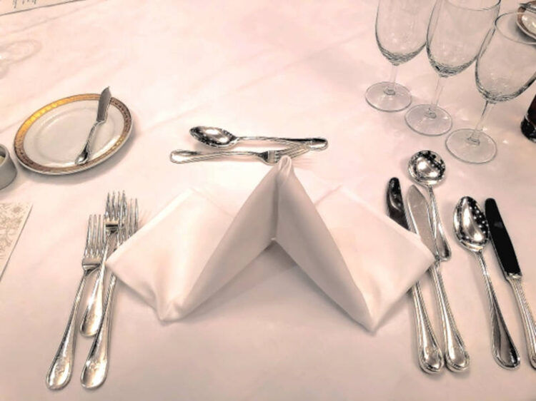 銀製のフォークやスプーンなどの食器