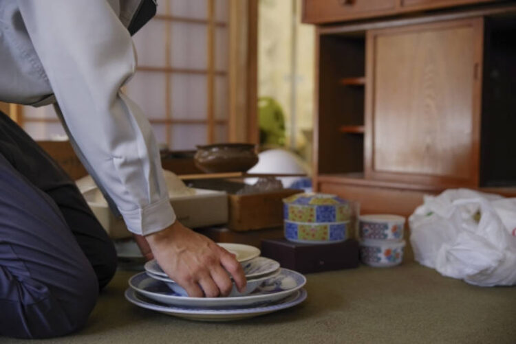遺品整理で処分をする様子